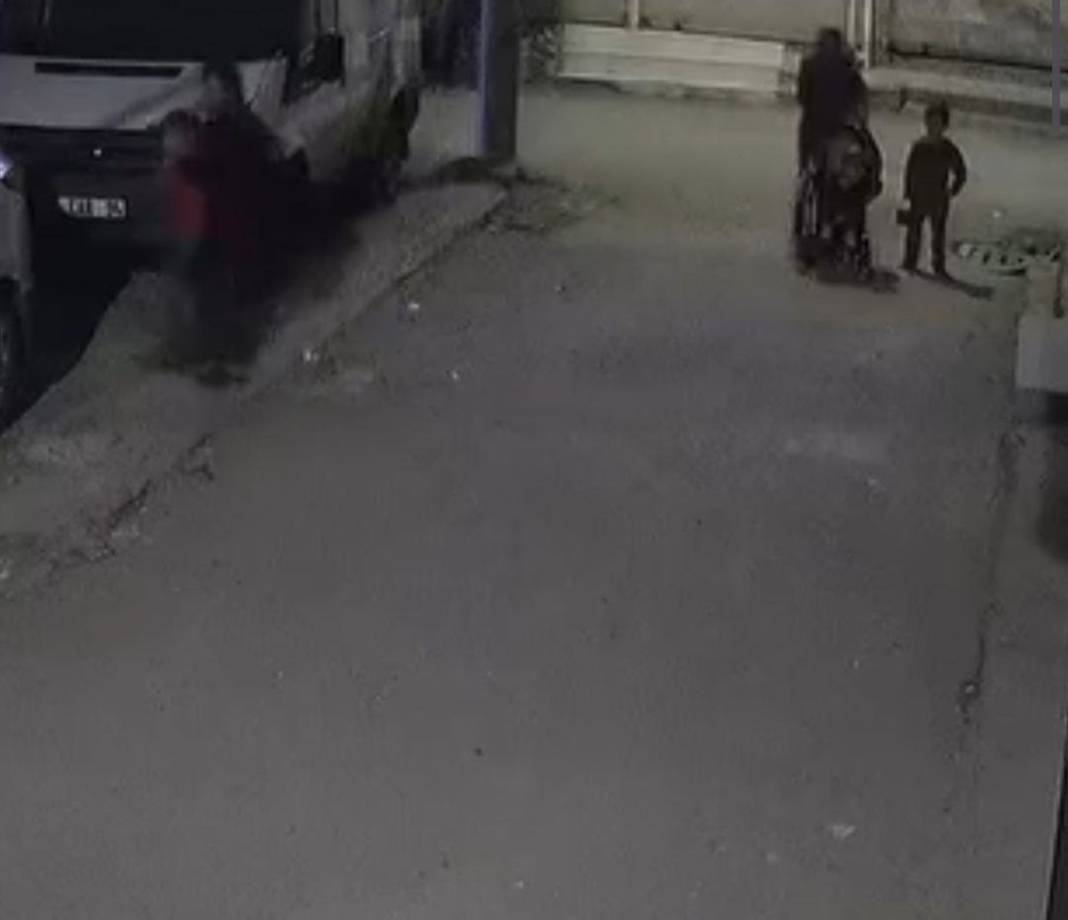 Vicdansız adam! Çocuğun kafasını önce arabaya vurdu sonra çocuğu yere fırlattı 1